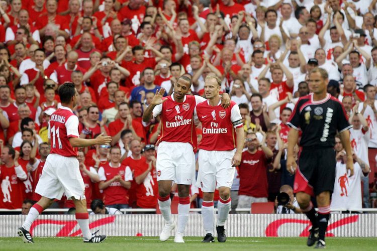 Thierry Henry in Dennis Bergkamp