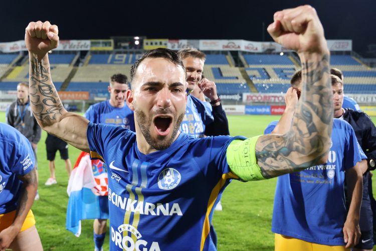 Lani je bil za najboljšega nogometaša sezone 2019/20 razglašen Mitja Lotrič