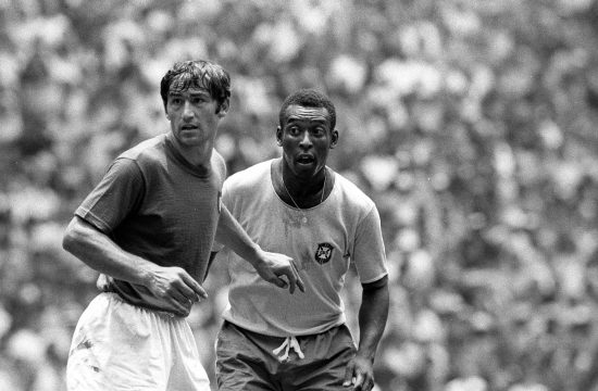 Tarcisio Burgnich (levo) in Pele