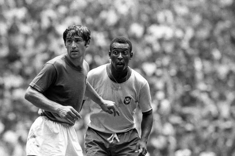 Tarcisio Burgnich (levo) in Pele