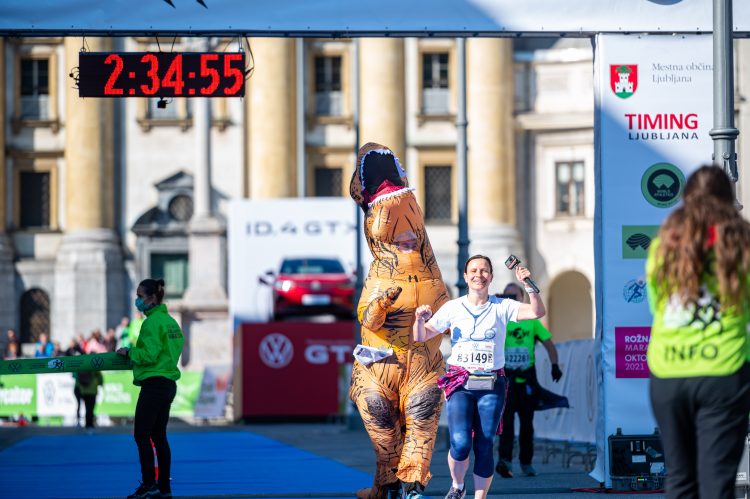 Dinozaver na Ljubljanskem maratonu. FOTO: Uroš Skaza