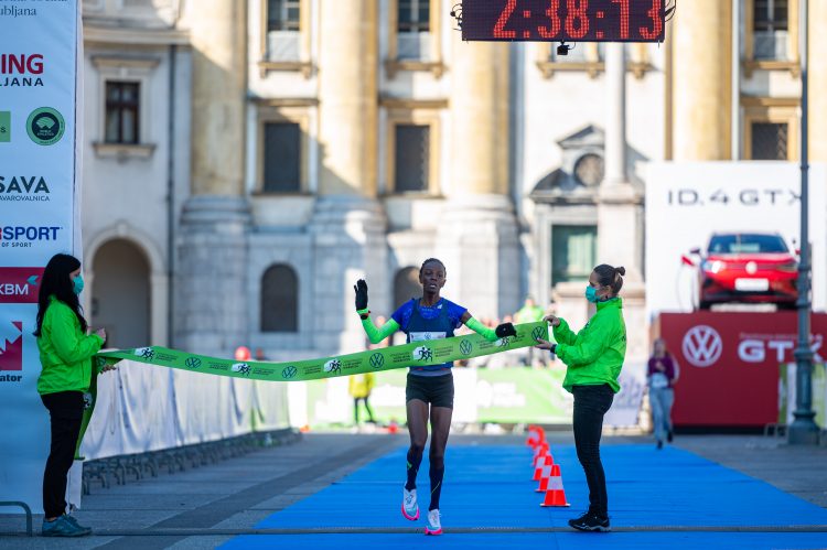 Zmagovalka Ljubljanskega maratona 2021 Grace Kwamboka Momanyi. FOTO: Uroš Skaza