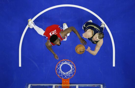 Nikola Jokic Joel Embiid boj za zogo