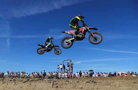 (220725) -- LOMMEL, July 25, 2022 -- Team HRC s Tim Gajser (R) and Monster Energy Yamaha Factory Racing s Maxime Renaux