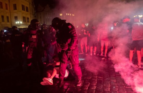 West Ham navijači policija