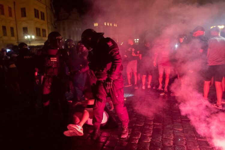 West Ham navijači policija