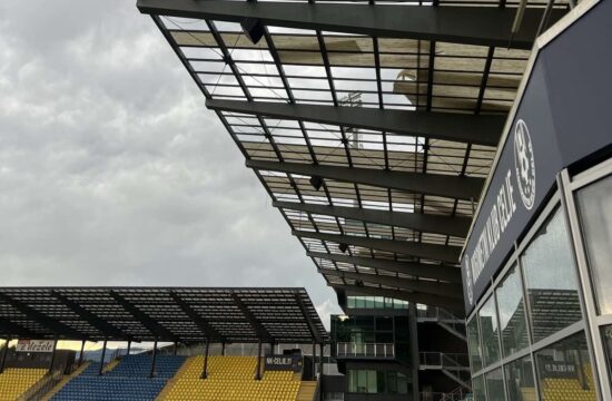 Stadion z'Dežele, streha