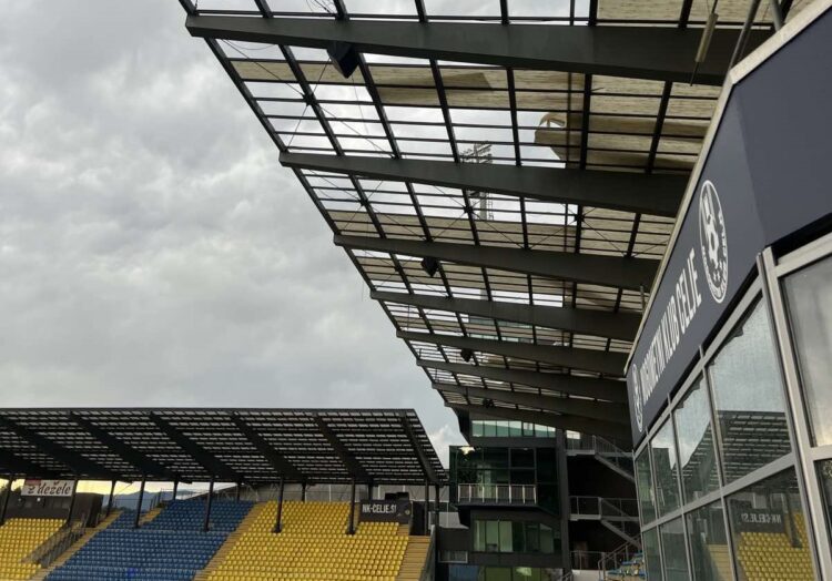 Stadion z'Dežele, streha