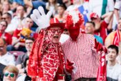UEFA EURO 2024: Slowenien - Dänemark; 16.06.2024 Dänische Fans posieren für die Kamera UEFA EURO 2024: Slowenien - Dänem