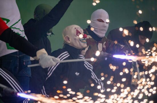 Maskierte Bremer Fans zuenden Feuerwerk, Pyrotechnik, Pyro, Bengalos, bengalische Lichter, Rauch, Rauchbombe, Ultra, Ult