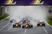 04 NORRIS Lando (gbr), McLaren F1 Team MCL39, 81 PIASTRI Oscar (aus), McLaren F1 Team MCL39, 01 VERSTAPPEN Max (nld), Red Bull Racing RB21, action, start of the race, depart, during the Formula 1 Louis Vuitton Australian Grand Prix 2025, 1st round of the