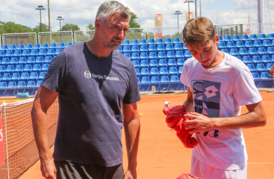Croatia, Umag, 280723. Plava Laguna Croatia Open Umag. Emanuel Ivanisevic trains under the watchful eye of his father Go