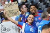 Slovakia is not Slovenia!!! Fanplakat, weiblicher slowakischer Fan, Weiblicher Fan, Fussballfan, Slovakia Supporter, Slo