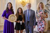 Barbora Krejčíková, Jana Kovačková, Petr Pavel, prezident, politik, Kateřina Siniaková, tenistka, sportovkyně, trofej, pohár
