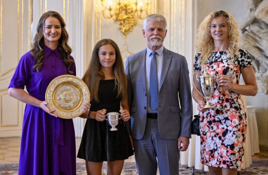 Barbora Krejčíková, Jana Kovačková, Petr Pavel, prezident, politik, Kateřina Siniaková, tenistka, sportovkyně, trofej, pohár