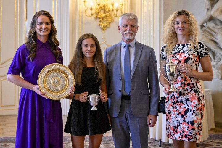 Barbora Krejčíková, Jana Kovačková, Petr Pavel, prezident, politik, Kateřina Siniaková, tenistka, sportovkyně, trofej, pohár