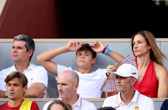 People assistent à la victoire de Carlos Alcaraz face à Tallon Griekspoor 6-1, 7-6 (7/3) sur le Court Philippe-Chatrier de Roland-Garros à Paris