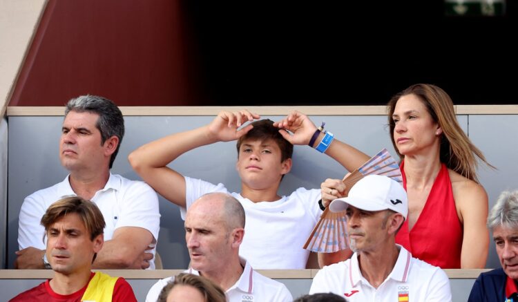 People assistent à la victoire de Carlos Alcaraz face à Tallon Griekspoor 6-1, 7-6 (7/3) sur le Court Philippe-Chatrier de Roland-Garros à Paris