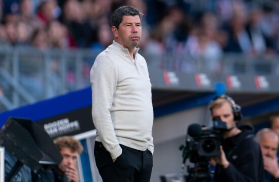 Tilburg, Netherlands. 09th May, 2025. TILBURG, NETHERLANDS - MAY 9: Coach Erwin van de Looi of Heracles Almelo looks on during the Dutch Eredivisie match between Willem II and Heracles Almelo at Koning Willem II Stadion on May 9, 2025 in Tilburg, Netherla